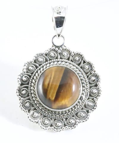 Ronde bewerkte zilveren hanger met tijgeroog