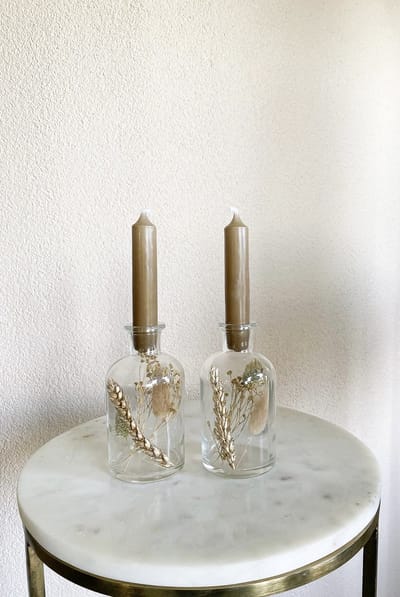 Vaasjes met droogbloemen en kaarsjes – Taupe/Bruin – 2 stuks - Cadeau - Taupe kaarsen met droogbloemen - Kaars met droogbloemen - Droogbloemen - Moderne kaarsen - Huisdecoratie - Cadeau voor huis - La Florista