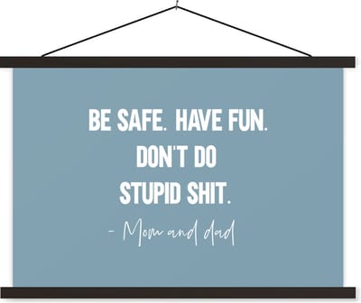 Posterhanger incl. Poster 60x40 cm - Schoolplaat - Kinderen - Quotes - Papa - Be safe have fun. Don't do stupid shit - Mom and dad - Textielposter - Zwarte latten