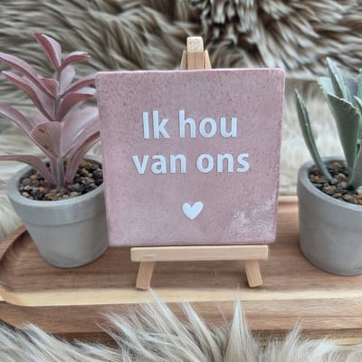 Robuust Wenstegeltje – Ik Hou van Ons – Hip trendy tegeltje – 10x10 cm – Cadeau voor Partner, Valentijn of Jubileum – Stijlvol en Persoonlijk Woonaccessoire - Zomaar - Voor jezelf - Deco – Trendy nu