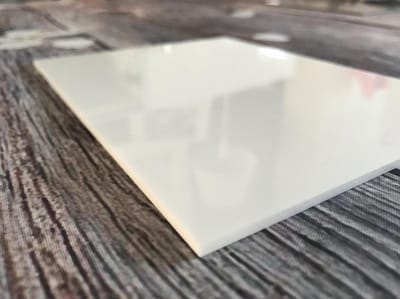 3 Blanco plexiglas acrylaat plaatjes wit in de maat 20x20cm om naambordjes te maken.