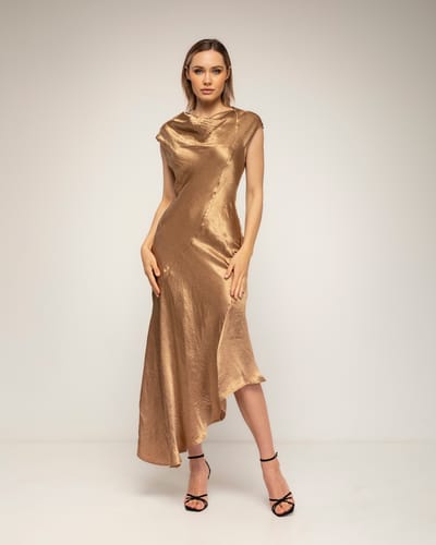 Midi-jurk met zijdetextuur, boothals en asymmetrische lengte