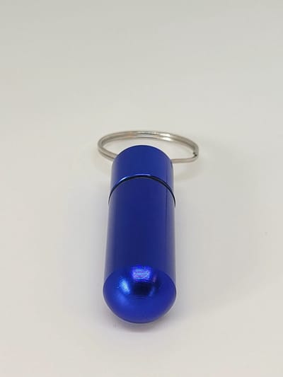 Jumada's - Handige medicijnkoker - Pillenkoker - Sleutelhanger - Gemaakt van aluminium - In de kleur blauw