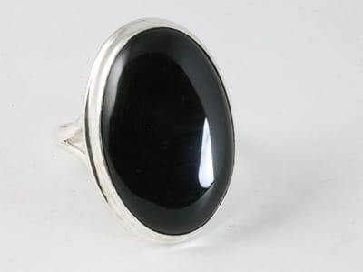 Grote ovale zilveren ring met onyx - maat 18.5