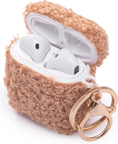 Casemania Hoesje Geschikt voor Apple AirPods 1 & 2 - Bruin - Schokbestendig Teddy Furr Cover met Ring & Sleutelhanger