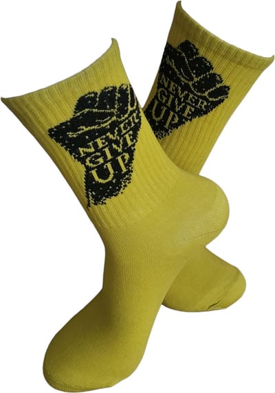 Sportsokken - Geef nooit op Sokken - leuke sokken - vrolijke sokken - witte sokken - tennis sokken - sport sokken - valentijns cadeau - sokken met tekst - aparte sokken - grappige sokken - Socks waar je Happy van wordt - maat 37-44