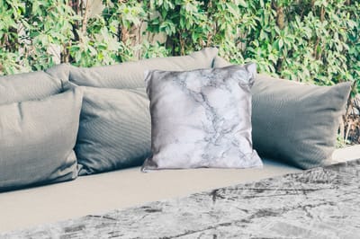Buitenkussen - Marmer - Patroon - Gijs - Wit - Marmerlook - Luxe - 45x45 cm - Weerbestendig