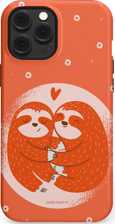Casetastic Hoesje Geschikt voor Apple iPhone 12 Pro Max Magsafe - Stijlvolle Beschermende Duo-layer Case - Oranje Pastel Roze Liefdes Koppel Luiaard