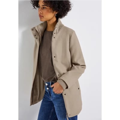 Korte jas met gebreide details