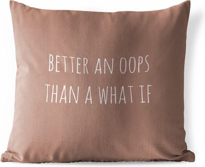 Sierkussen Buiten - Engelse quote "Better an oops than a what if" op een bruine achtergrond - 60x60 cm - Weerbestendig
