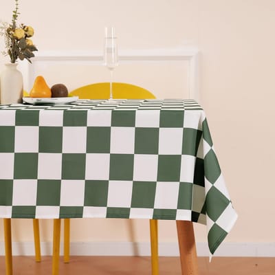 Fabriquée en polyester de première qualité, cette nappe présente un tissage jacquard fin, des broderies florales et des découpes ajourées.. Il est résistant à la chaleur et à la poussière. 90x140cm