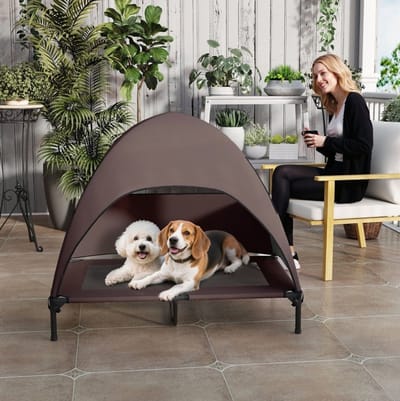 MEUNIQ verhoogd hondenbed met dak 106 x 76 x 99 cm, hondenmand voor buiten en binnen, afneembaar zonnedak, ademend ligvlak, met opbergtas, bruin