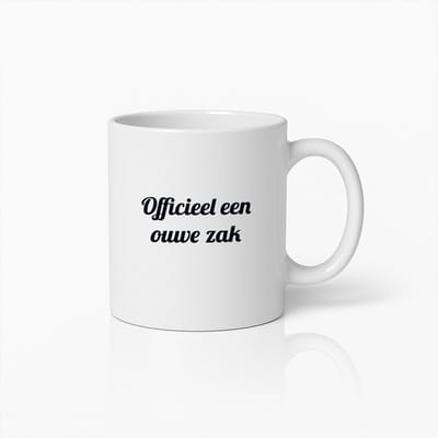 Grappige “Officieel een ouwe zak” Witte Mok 330 ml – Nederlandse Humor Koffiemok – Perfect Verjaardagscadeau voor Hem & Vrienden