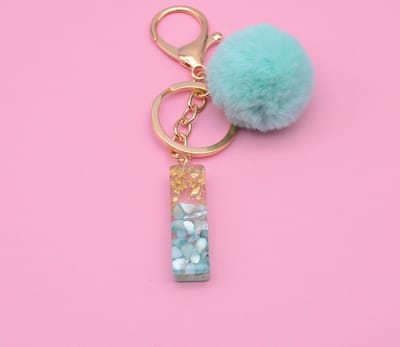 Letter Sleutelhanger A-Z – Luxe Initialen Sleutelhanger met Pompon & Kwastje – Tashanger voor Dames & Meisjes – Accessoire voor Sleutelbos, Handtas, Rugzak & Autosleutel – Persoonlijk Cadeau voor Vrouw, Moeder, Dochter & Vriendin