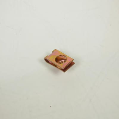 Une agrafe de carrosserie carénage M6x1.0 pour vis Ø6mm plastique moto scooter