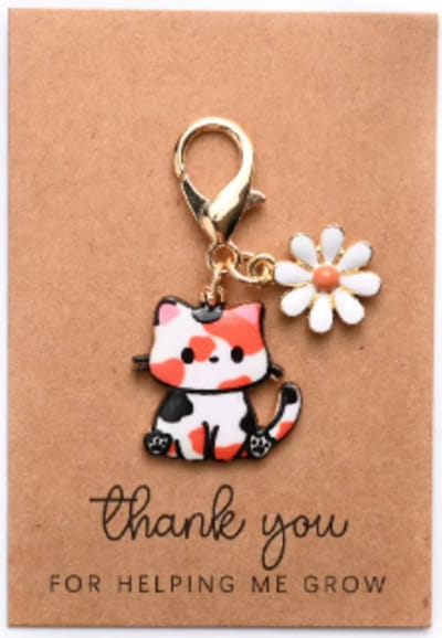Pradeo - Katje Sleutelhanger - Gelukshanger - Hangertje - Katje - Poesje - Kat - Poes - Cat - Key Chain - Met Bloemetje - Pocket Hug - Klein Cadeau / Geschenk - Met Kaartje Met Tekst - Vlekjes Katje