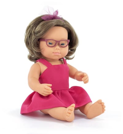 ML Poppen: POP MF&M EUROPEES MEISJE met DOWNSYNDROOM en BRIL 38cm, incl. vriendschapsarmband met stickers, met vanillegeur, waterdicht, anatomisch correct, in vinyl, in geschenkdoos. Made in Spain, 10m+