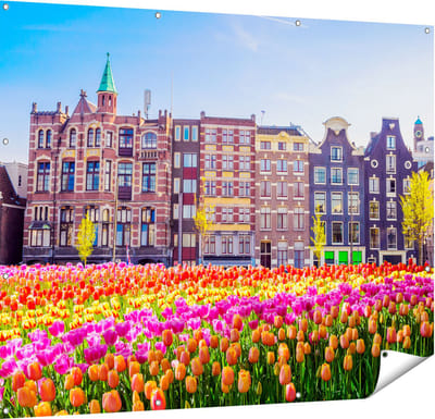 Gards Tuinposter Amsterdamse Huisjes met Tulpen - Kleur - 150x120 cm - Tuindoek - Tuindecoratie - Wanddecoratie buiten - Tuinschilderij