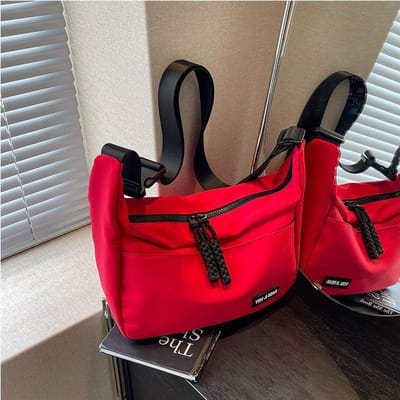 Nieuwe Koreaanse Stijl Modieuze Schoudertas Crossbody Tas Casual Nylon Stoffen Tas Trendy Veelzijdig Pendelen Grote Capaciteit Dames Tas black
