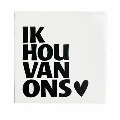Snoes Decoratietegel – Ik hou van ons  – Wit met Zwart – Inclusief Gratis Plakhaakje – Handgemaakt Keramiek – 10x10 cm – Cadeau voor Verjaardag of Samenwonen – Minimalistisch Design