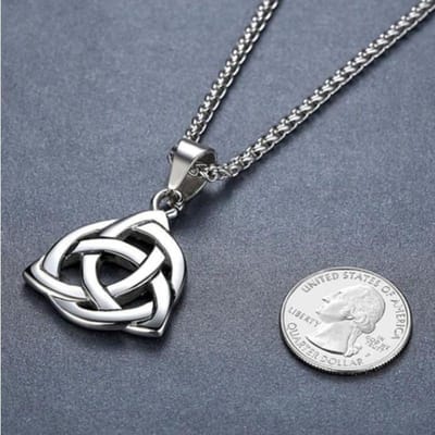 Collier Pendentif Nœud Celtique Irlandais Simple et Tendance en Chaîne Acier Titane gray