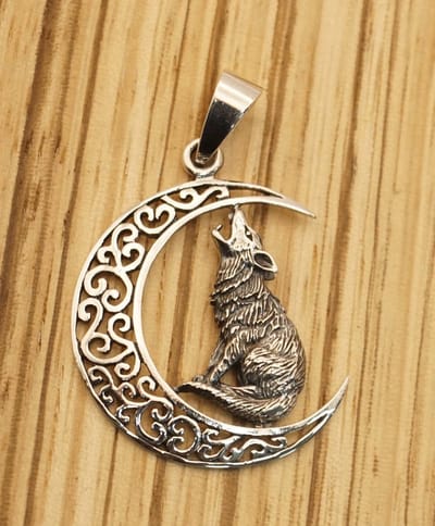 Sterling zilveren hanger wolf op maan - hanger van huilende wolf op sierlijke maan - wolven hanger gemaakt van 925 zilver - hanger van maan met sier tekens en wolf op de maan - huilende wolven hanger