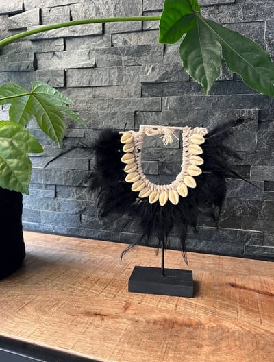 Decoratie ornament met schelpen en veren, zwart / creme, 27 cm.