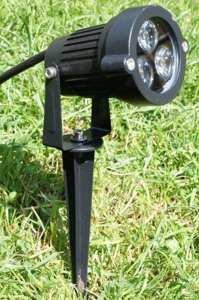 Zwarte tuinspot met aansluitplug. De tuinspot op spies is geschikt voor buiten en heeft als kleur warm wit met 3 led. De led tuinspot met spies en aansluitplug kan direct op het lichtnet worden aangesloten.