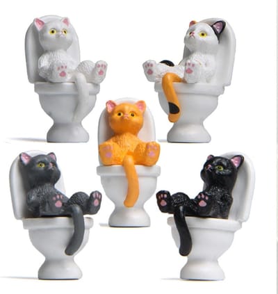 Vijf Miniatuur Katfiguren Zittend op Toilet, Schattige Decoratie voor Tafel, Aquarium en Computer, Grappige Ornamenten voor Kattenliefhebbers