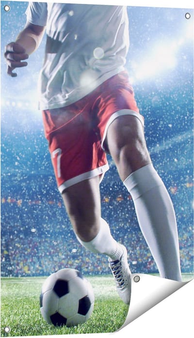 Gards Tuinposter Voetbal Speler met de Bal in een Druk Stadion - 60x90 cm - Tuindoek - Tuindecoratie - Wanddecoratie buiten - Tuinschilderij