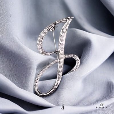 Luxe Strass | J | Letter Broche Zilverkleurig met Zirconia Steentjes – Unisex Cursieve Initialen Pin Diverse Maten Voor Heren & Dames