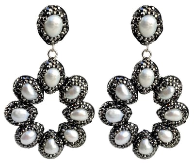Zoetwater parel oorbellen Bright Pearl Flower - oorstekers - echte parels - wit - zwart - stras steentjes - bloem - parel oorbellen dames - parel oorknopjes - sieraden doosje