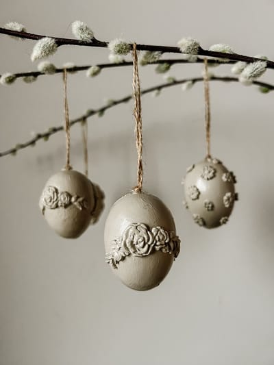 Handgemaakte brocante paaseieren met reliëf rozen 4 stuks – Landelijke hangdecoratie voor Pasen en lente - vintage shabby chic