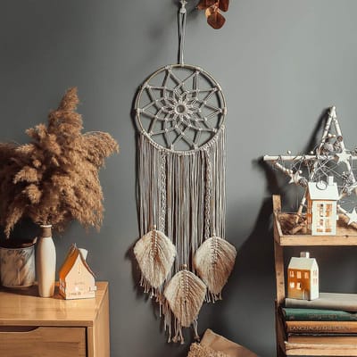 Dailygoods- Dromenvanger Handgemaakt - Macramé - Wanddecoratie - Boheemse Decoratie - Diameter 25 cm - Lichaamslengte 100 cm