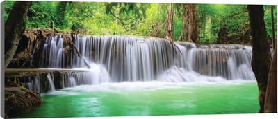 Canvas Schilderij - Magische waterval - Natuur - Jungle - Plant - Waterval - Groen - Schilderij Woonkamer - Schilderijen op canvas - Inclusief Frame - 45x145cm (LxB)