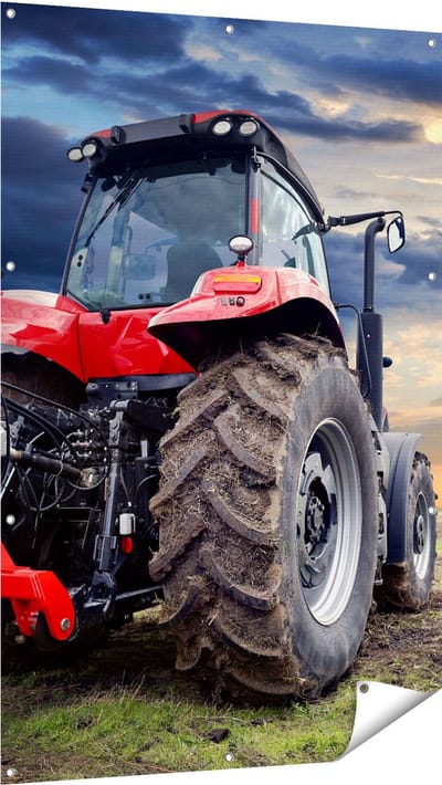 Gards Tuinposter Rode Tractor bij Zonsondergang - Trekker - 100x150 cm - Tuindoek - Tuindecoratie - Wanddecoratie buiten - Tuinschilderij