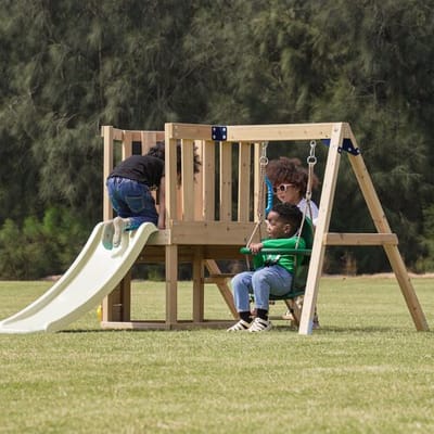 AXI Timo Mini Speeltoestel met Babyschommel, Klimwand en Krijtbord – Crème Glijbaan – FSC hout – Klein speeltoestel voor de tuin / buiten