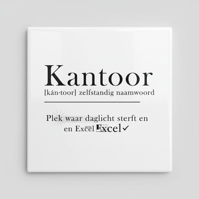 Grappige Kantoor Definitie Keramische Tegel 15x15 cm – “Kantoor: Plek waar daglicht sterft en Excel regeert” | Humoristische Werkplek & Bureaudecoratie Cadeau