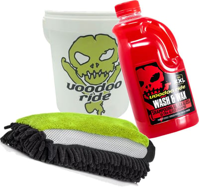 VooDoo Ride Wash en Wax pakket bestaande uit; 1 Emmer 10 Ltr met deksel, 1 x Wash & Wax XXL 2 ltr, 1 x Washmitt driezijdig gebruik.