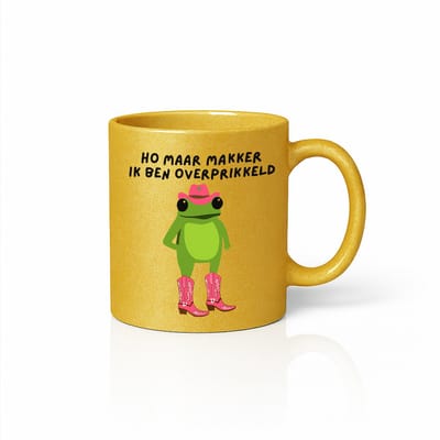 Gouden Mok – “Ho Maar Makker Ik Ben Overprikkeld” – Grappige Kikker met Roze Cowboylaarsjes – Leuk Humoristisch Cadeau – 330ml Keramische Beker