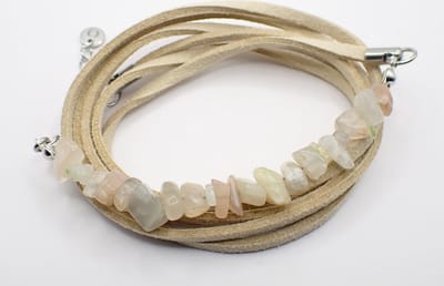 Colure® wikkelarmband met half edelsteen split maansteen suède naturel
