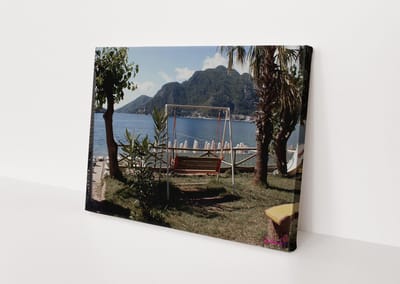 Canvasdoek - Schilderij - Schommel Water Bergen Natuur Stichting By Amanda - Groen, Blauw En Bruin - 40 X 60 Cm