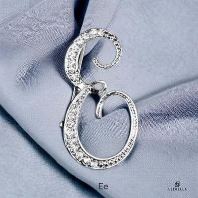 Luxe Strass | E | Letter Broche Zilverkleurig met Zirconia Steentjes – Unisex Cursieve Initialen Pin Diverse Maten Voor Heren & Dames