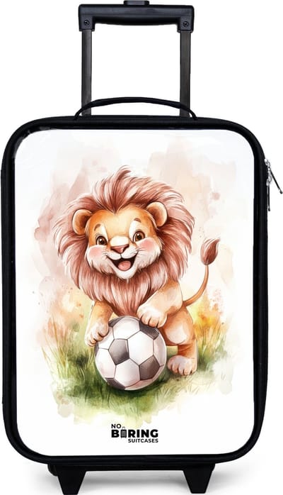 NoBoringSuitcases.com® - Kinderkoffer jongen - Kindertrolley meisje - Speelse leeuw met voetbal op grasveld - Koffer kind lichtgewicht - Reiskoffer trolley voor kinderen - Koffertje met lichtgevende wieltjes - Rolkoffer zwart