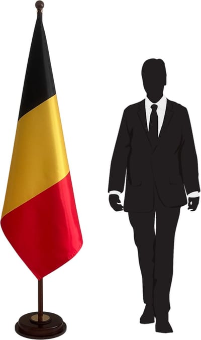 Belgische vlag met houten standaard en mast – donker gelakt hout – goudkleurige details – 100x150 cm dubbelzijdig bedrukt – exclusieve vlag voor directiekantoor en representatieve ruimtes