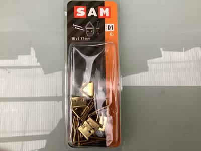 I-Fix.schilderijhaak 6mm. 6 stuks, met spijkers vermessingd. Koper. Ophang wand haken.