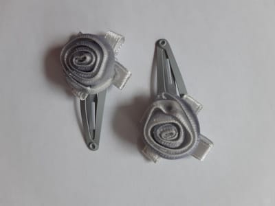 Le Sjalerie  Klikklak Haarspeldje Meisje Met Bloem Grijs - set van 2 speldjes grijze haarspeldjes baby