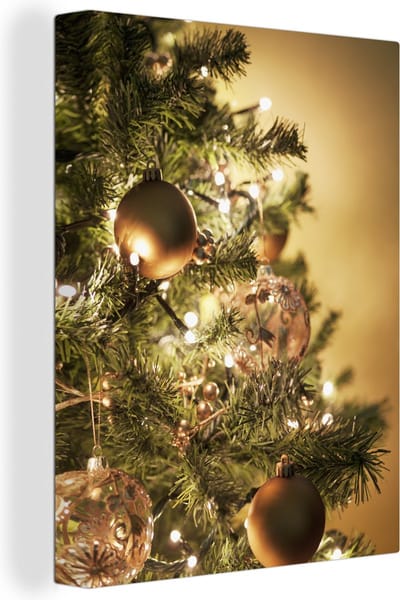 Canvas Schilderij Een kerstboom met kleurrijke kerstballen - 90x120 cm - Wanddecoratie