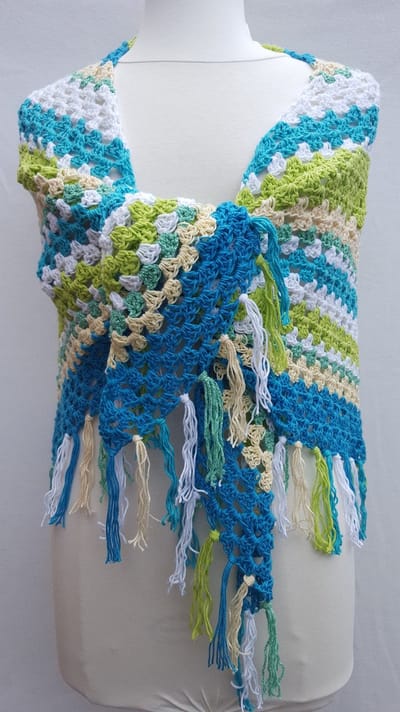 Omslagdoek met franjes in wit aquablauw lime lichtgroen met glinsterdraad gehaakt van 95 % katoen 5 % lurex handgemaakt