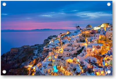Oia met traditionele witte huizen en windmolens op het eiland Santorini, Griekenland in het blauwe avonduur - Tuinposter 90x60 - Wanddecoratie - Landschap